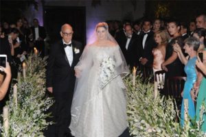 Nelson Rodríguez López conduce a su hija hasta el altar